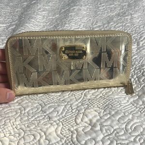 Michael Kors wallet used in good condition